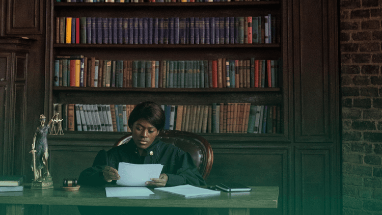 Mulher em um cenário jurídico, analisando documentos.